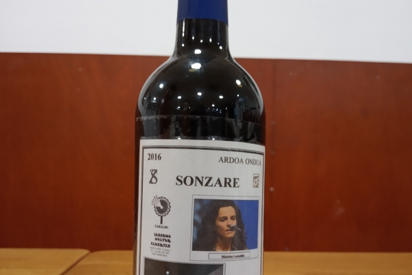 botella-vino-conmemorativa-2019F8D0A762-B9EA-F3C2-B0CF-5A9108855B64.jpg
